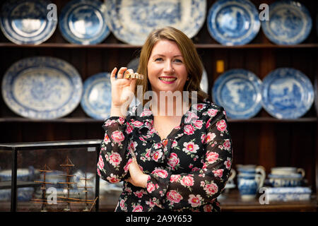 Isabel Murtough, einem Schätzer an Hansons Auktionatoren in Derbsyhire, mit einem 200 Jahre alten Satz von falsche Zähne, von denen erwartet wird, dass sie für bis zu £ 7.000 an der Auktion am 25. November zu verkaufen. Stockfoto