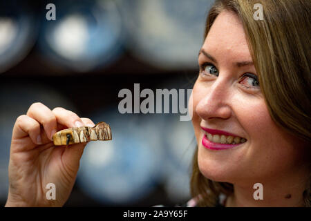 Isabel Murtough, einem Schätzer an Hansons Auktionatoren in Derbsyhire, mit einem 200 Jahre alten Satz von falsche Zähne, von denen erwartet wird, dass sie für bis zu £ 7.000 an der Auktion am 25. November zu verkaufen. Stockfoto