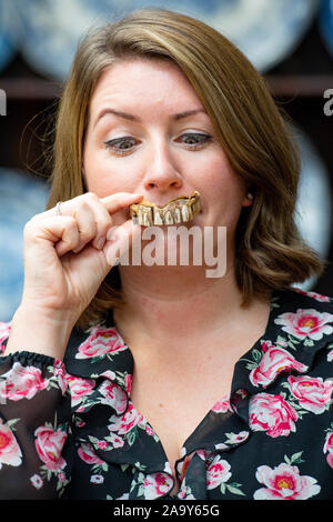 Isabel Murtough, einem Schätzer an Hansons Auktionatoren in Derbsyhire, mit einem 200 Jahre alten Satz von falsche Zähne, von denen erwartet wird, dass sie für bis zu £ 7.000 an der Auktion am 25. November zu verkaufen. Stockfoto