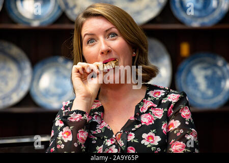 Isabel Murtough, einem Schätzer an Hansons Auktionatoren in Derbsyhire, mit einem 200 Jahre alten Satz von falsche Zähne, von denen erwartet wird, dass sie für bis zu £ 7.000 an der Auktion am 25. November zu verkaufen. PA-Foto. Bild Datum: Montag, November 18, 2019. Die Zähne waren von einem buckinghamshire Mann entdeckt, während aus Metall - Erkennung und sind aus Gold gemacht und möglicherweise hippo Elfenbein. Photo Credit: Jacob König/PA-Kabel Stockfoto