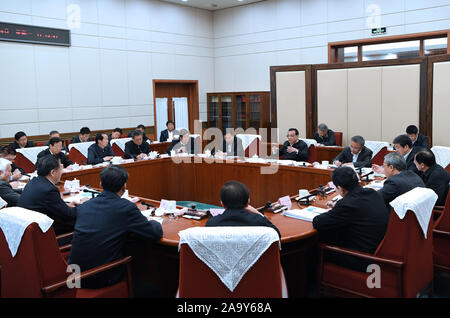 Peking, China. Nov, 2019 18. Chinesische Ministerpräsident Li Keqiang, ebenfalls Mitglied des Ständigen Ausschusses des Politbüros der Kommunistischen Partei Chinas Zentralausschuss, leitet ein Arbeitstreffen zu Follow-up-Bemühungen im Süden und Norden wasser Abzweigung Projekt in Peking, der Hauptstadt von China, Nov. 18, 2019. Quelle: Rao Aimin/Xinhua/Alamy leben Nachrichten Stockfoto