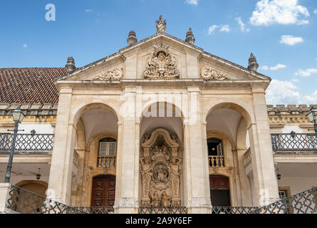 Die Außenfassade der Universität von Coimbra Stockfoto