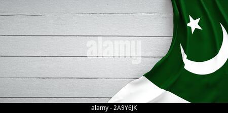 Flagge Pakistan, mit weissem Holz. Aus zerknitterten. Stockfoto