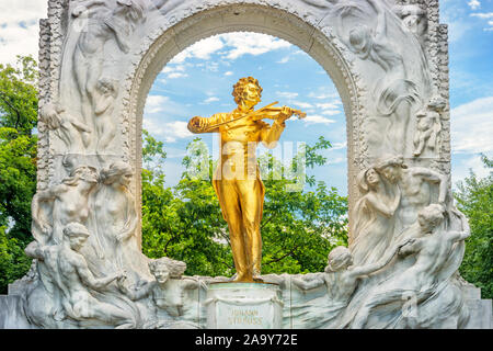 Johann Strauss II Monument von Edmund Hellmer im Stadtpark, die Innenstadt von Wien in Österreich. Es wurde am 26. Juni 1921 vorgestellt. Stockfoto