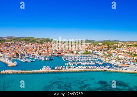 Stadt Vodice und unglaublich Türkisfarbenen Küste an der Adria Küste, Luftaufnahme, Kroatien Stockfoto