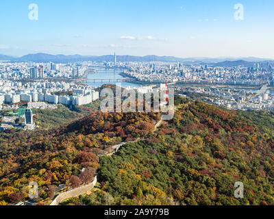 Reisen nach Südkorea - oben auf der Stadtmauer in Namsan Park am Nam Berg und Stadt Seoul mit Han River von Seoul Tower auf der sonnigen Herbsttag Stockfoto