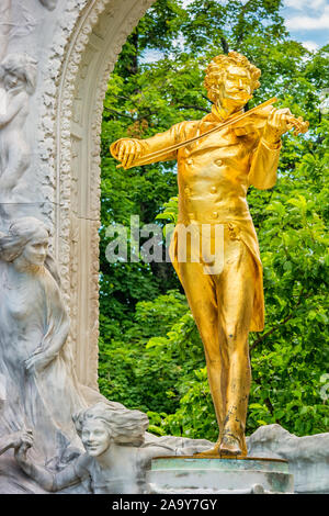 Johann Strauss II Monument von Edmund Hellmer im Stadtpark, die Innenstadt von Wien in Österreich. Es wurde am 26. Juni 1921 vorgestellt. Stockfoto