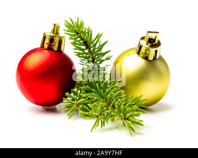 Tanne Zweig mit christbaumkugeln auf weißem Hintergrund Stockfoto