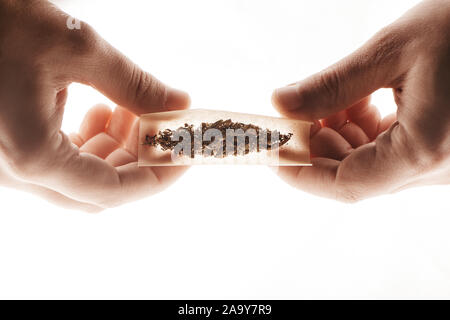 Man Hände vorbereiten Marihuana Cannabis Joint. Die medizinische Verwendung von Cannabis Konzept. Stockfoto