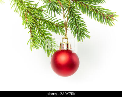 Weihnachtskugel isoliert auf Weihnachtsbaum Stockfoto