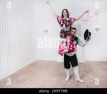 Porträt von einem tanzenden Paar in Gypsy Kostüme Stockfoto