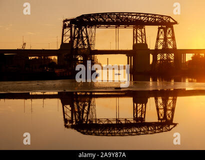 Diese Brücke wurde verwendet, um Buenos Aires mit der anderen Seite des Flusses Riachuelo zu verbinden. Stockfoto