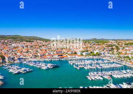 Stadt Vodice und unglaublich Türkisfarbenen Küste an der Adria Küste, Luftaufnahme, Kroatien Stockfoto