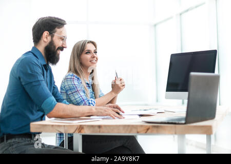 Business mann lesen ein Dokument auf dem Tisch. Stockfoto
