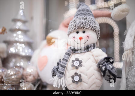 Spielzeug Schneemann in eine Strickmütze Weihnachtsdekoration, Winter festliche Stimmung Stockfoto