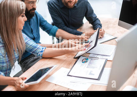 Gruppe von Designern Skizzen Diskussion für ein neues Projekt. Stockfoto