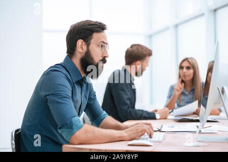 Bis zu schließen. Ernst Mann bei der Arbeit im Büro. Stockfoto