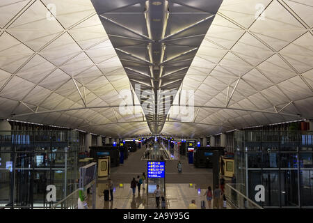 Hong Kong Flughafen Abfertigungshalle und Tore Stockfoto