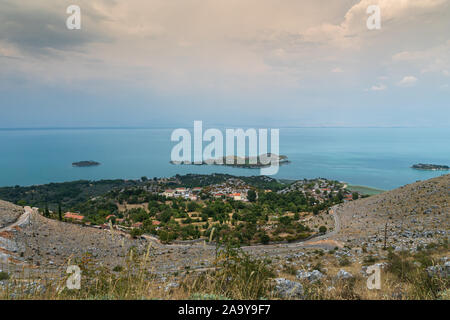 Murichi. Ansicht von oben von der Seite der Straße. Skutari See. Montenegro. Stockfoto