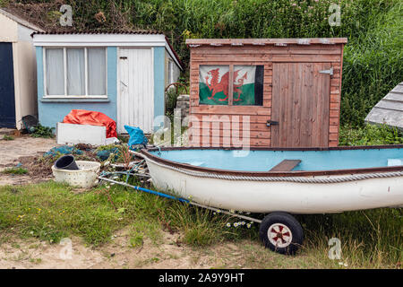 Flagge von Wales hängen in der Fenster von einem Schuppen am Strand von Nefyn, Halbinsel Llŷn, Gwynedd, Wales Stockfoto