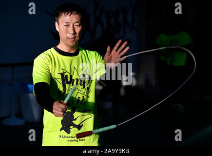 (191118) - Peking, November 18, 2019 (Xinhua) - Hou Weidong Praktiken an seinem Seil springen Verein in der Stadt Jilin im Nordosten Chinas in der Provinz Jilin, November 5, 2019. Hou Weidong, 41 Jahre alt, ist eine nationale Trainer, der auf Seil springen Fähigkeiten spezialisiert hat. Mittlerweile ist er auch ein professioneller Athlet von Seil springen. Im Anfang, Seil springen war nur seinen täglichen Fitnessprogramm im Park. Nach und nach seine erstaunliche Leistung zog viele Menschen von Ihm zu lernen, damit er auf coaching Straße begonnen. Im Jahr 2014 haben er und seine Studenten begannen, nationalen Seilspringen Wettbewerben teilnehmen und erhielt gute Scor Stockfoto