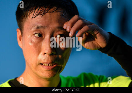 (191118) - Peking, November 18, 2019 (Xinhua) - Hou Weidong eine Auszeit nimmt, wie er an seinem Seil springen Verein in der Stadt Jilin im Nordosten Chinas in der Provinz Jilin, November 5, 2019. Hou Weidong, 41 Jahre alt, ist eine nationale Trainer, der auf Seil springen Fähigkeiten spezialisiert hat. Mittlerweile ist er auch ein professioneller Athlet von Seil springen. Im Anfang, Seil springen war nur seinen täglichen Fitnessprogramm im Park. Nach und nach seine erstaunliche Leistung zog viele Menschen von Ihm zu lernen, damit er auf coaching Straße begonnen. Im Jahr 2014 haben er und seine Studenten begannen, nationalen Seilspringen competitio zu besuchen Stockfoto