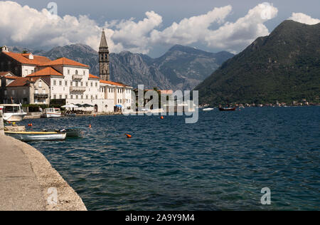 Perast. Montenegro. Blick von der Bucht von Kotor. Bootsfahrt Stockfoto