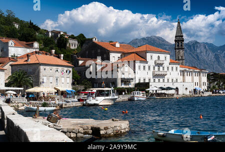 Perast. Montenegro. Blick von der Bucht von Kotor. Bootsfahrt Stockfoto