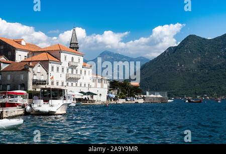 Perast. Montenegro. Blick von der Bucht von Kotor. Bootsfahrt Stockfoto