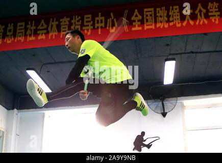 (191118) - Peking, November 18, 2019 (Xinhua) - Hou Weidong Praktiken an seinem Seil springen Verein in der Stadt Jilin im Nordosten Chinas in der Provinz Jilin, November 5, 2019. Hou Weidong, 41 Jahre alt, ist eine nationale Trainer, der auf Seil springen Fähigkeiten spezialisiert hat. Mittlerweile ist er auch ein professioneller Athlet von Seil springen. Im Anfang, Seil springen war nur seinen täglichen Fitnessprogramm im Park. Nach und nach seine erstaunliche Leistung zog viele Menschen von Ihm zu lernen, damit er auf coaching Straße begonnen. Im Jahr 2014 haben er und seine Studenten begannen, nationalen Seilspringen Wettbewerben teilnehmen und erhielt gute Scor Stockfoto