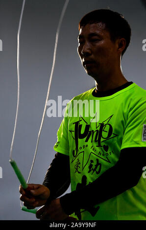 (191118) - Peking, November 18, 2019 (Xinhua) - Hou Weidong Praktiken an seinem Seil springen Verein in der Stadt Jilin im Nordosten Chinas in der Provinz Jilin, November 5, 2019. Hou Weidong, 41 Jahre alt, ist eine nationale Trainer, der auf Seil springen Fähigkeiten spezialisiert hat. Mittlerweile ist er auch ein professioneller Athlet von Seil springen. Im Anfang, Seil springen war nur seinen täglichen Fitnessprogramm im Park. Nach und nach seine erstaunliche Leistung zog viele Menschen von Ihm zu lernen, damit er auf coaching Straße begonnen. Im Jahr 2014 haben er und seine Studenten begannen, nationalen Seilspringen Wettbewerben teilnehmen und erhielt gute Scor Stockfoto