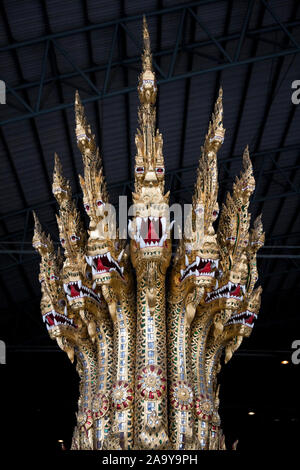 Teil der kunstvollen Details auf der Anantanakharat Royal Barge, an der königlichen Barken National Museum, Thonburi, Bangkok, Thailand Stockfoto