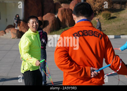 (191118) - Peking, November 18, 2019 (Xinhua) - Hou Weidong sein Schüler an einem Platz in Jilin Stadt beauftragt, im Nordosten Chinas in der Provinz Jilin, November 5, 2019. Hou Weidong, 41 Jahre alt, ist eine nationale Trainer, der auf Seil springen Fähigkeiten spezialisiert hat. Mittlerweile ist er auch ein professioneller Athlet von Seil springen. Im Anfang, Seil springen war nur seinen täglichen Fitnessprogramm im Park. Nach und nach seine erstaunliche Leistung zog viele Menschen von Ihm zu lernen, damit er auf coaching Straße begonnen. Im Jahr 2014 haben er und seine Studenten begannen, nationalen Seilspringen Wettbewerben teilnehmen und bekamen gute Kerbe Stockfoto