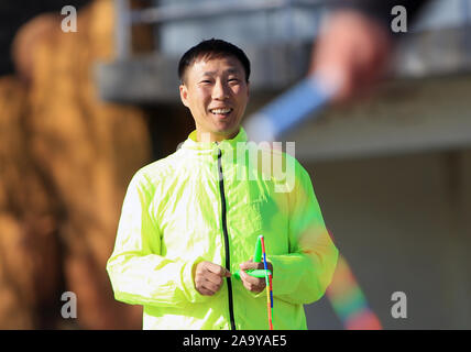 (191118) - Peking, November 18, 2019 (Xinhua) - Hou Weidong sieht auf seine Studenten an einem Platz in der Stadt Jilin im Nordosten Chinas in der Provinz Jilin, November 5, 2019. Hou Weidong, 41 Jahre alt, ist eine nationale Trainer, der auf Seil springen Fähigkeiten spezialisiert hat. Mittlerweile ist er auch ein professioneller Athlet von Seil springen. Im Anfang, Seil springen war nur seinen täglichen Fitnessprogramm im Park. Nach und nach seine erstaunliche Leistung zog viele Menschen von Ihm zu lernen, damit er auf coaching Straße begonnen. Im Jahr 2014 haben er und seine Studenten begannen, nationalen Seilspringen Wettbewerben teilnehmen und bekamen gute Kerbe Stockfoto