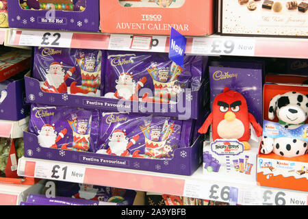 Cadbury festliche Favoriten Schokolade2019 auf Verkauf in Tesco am Supermarktregal Stockfoto