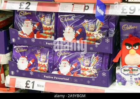 Cadbury festliche Favoriten Schokolade2019 auf Verkauf in Tesco am Supermarktregal Stockfoto