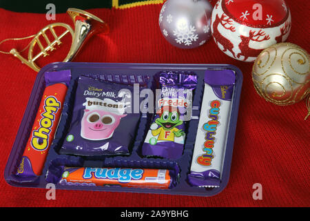 Cadbury festliche Favoriten 2019 Produkte in Kunststoff Fach außerhalb der äußeren Umhüllung Stockfoto