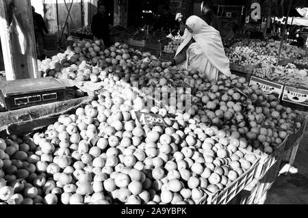 Markt im Norden von Tunesien, wo die Bauern produzieren viele Obst und Gemüse und die Welt berühmten Oliven. Stockfoto