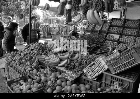 Markt im Norden von Tunesien, wo die Bauern produzieren viele Arten von Obst und Gemüse und die Welt berühmten Oliven. Stockfoto