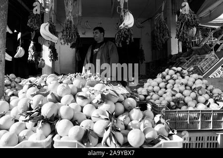 Markt im Norden von Tunesien, wo die Bauern produzieren viele Arten von Obst und Gemüse und die Welt berühmten Oliven. Stockfoto