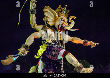 Bali, Indonesien - 11. März 2013: Karneval Ogoh-ogoh ist ein kultureller nationaler Feiertag. Statuen für die Parade während der balinesischen Neujahr ce vorbereitet wird. Stockfoto