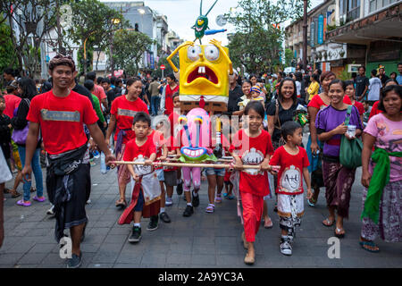 Bali, Indonesien - 11. März 2013: Karneval Ogoh-ogoh ist ein kultureller nationaler Feiertag. Statuen für die Parade während der balinesischen Neujahr ce vorbereitet wird. Stockfoto