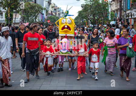 Bali, Indonesien - 11. März 2013: Karneval Ogoh-ogoh ist ein kultureller nationaler Feiertag. Statuen für die Parade während der balinesischen Neujahr ce vorbereitet wird. Stockfoto