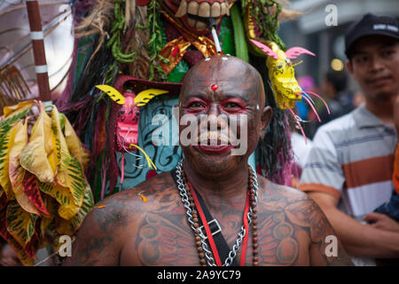 Bali, Indonesien - 11. März 2013: Karneval Ogoh-ogoh ist ein kultureller nationaler Feiertag. Statuen für die Parade während der balinesischen Neujahr ce vorbereitet wird. Stockfoto