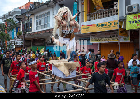 Bali, Indonesien - 11. März 2013: Karneval Ogoh-ogoh ist ein kultureller nationaler Feiertag. Statuen für die Parade während der balinesischen Neujahr ce vorbereitet wird. Stockfoto