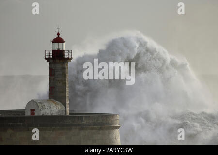 Big brechenden Wellen des Meeres über den Fluss Douro Mund alte Pier und Leuchtturm Stockfoto