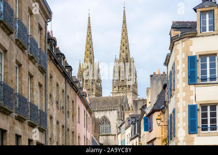 Quimper in der Bretagne die Kathedrale Saint-Corentin in einem wunderschönen mittelalterlichen Straße Stockfoto