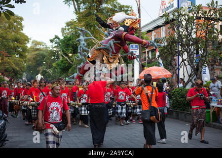 Bali, Indonesien - 11. März 2013: Karneval Ogoh-ogoh ist ein kultureller nationaler Feiertag. Statuen für die Parade während der balinesischen Neujahr ce vorbereitet wird. Stockfoto