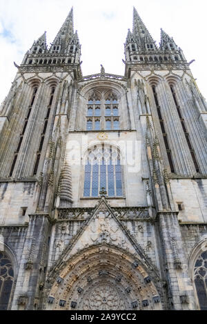 Quimper in der Bretagne die Kathedrale Saint-Corentin in einem wunderschönen mittelalterlichen Straße Stockfoto