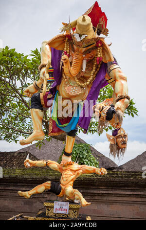 Bali, Indonesien - 11. März 2013: Karneval Ogoh-ogoh ist ein kultureller nationaler Feiertag. Statuen für die Parade während der balinesischen Neujahr ce vorbereitet wird. Stockfoto